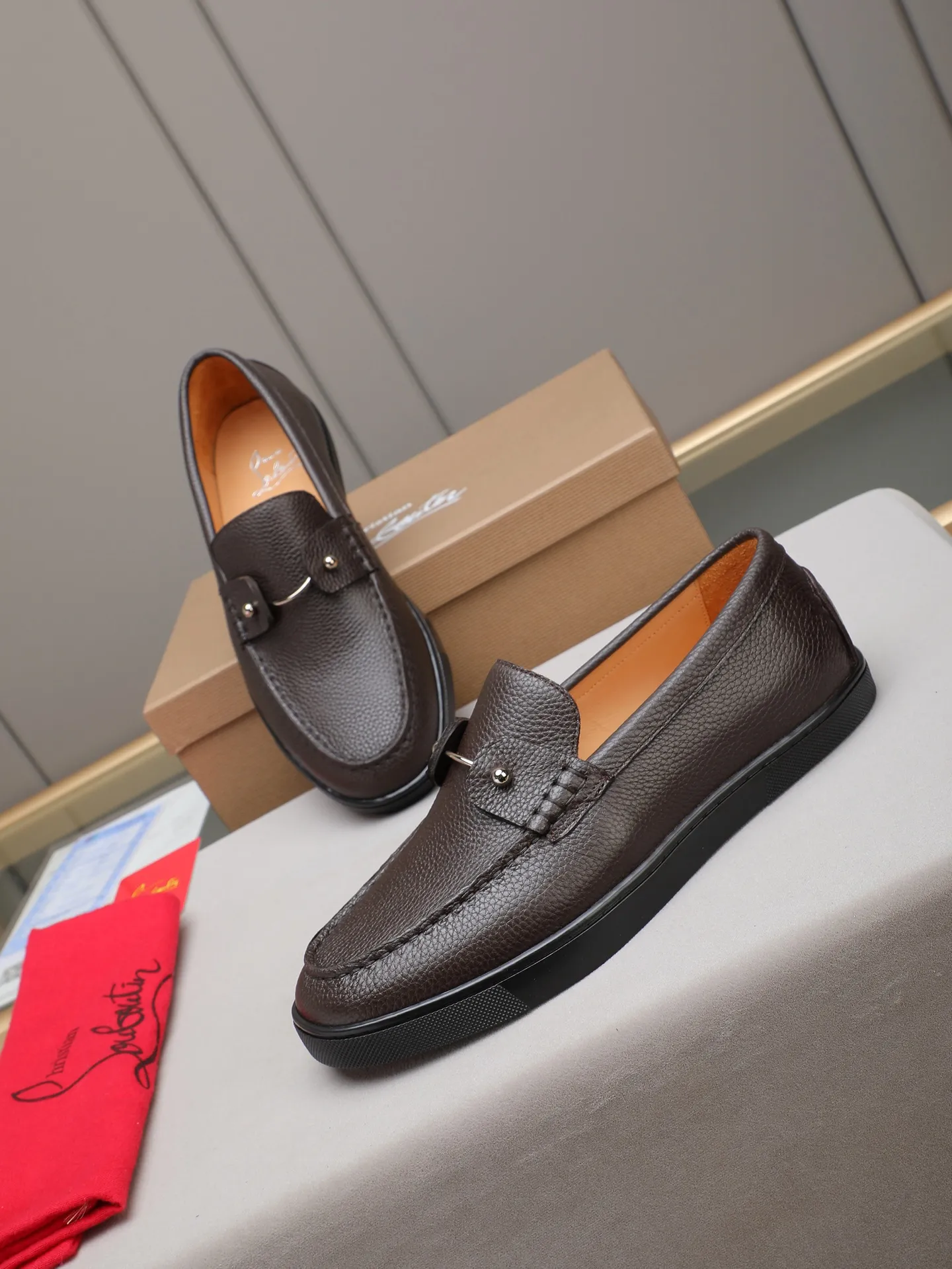 PP480 Christian Louboutin (red-soled shoes) Italian men's casual sneakers are shipped! Each pair of shoes from this Italian handmade shoe brand has a simple and classic design, which is very comfortable and versatile! The upper fabric of this shoe is made of imported cowhide, with high-end and comfortable cowhide lining! The outsole is made of original rubber bottom sheets and is lined with cowhide! Brand-specific mold-opening foot bed, exclusive private mold control! Original box packaging! 39 40 41 42 43 44 (38 45 46 customized)